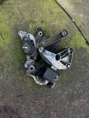 2005 megane 1.5 dci sağ sol motor kulakları