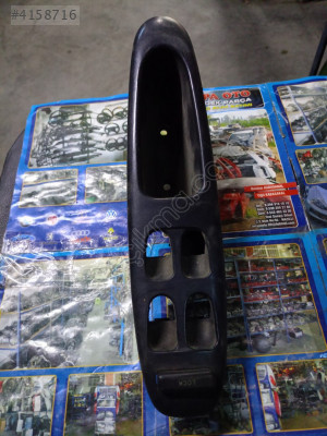 Alfa Romeo 156 sol cam düğmelerinin takıldığı Plastik