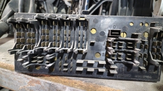 Audi 80 B3 1986.06 - 1991.09 sigorta kutusu 443941822A