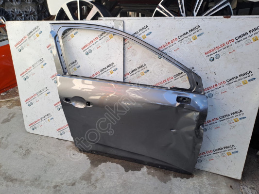 Renault Clio 5 sağ ön kapı (hasarlı) füme renk