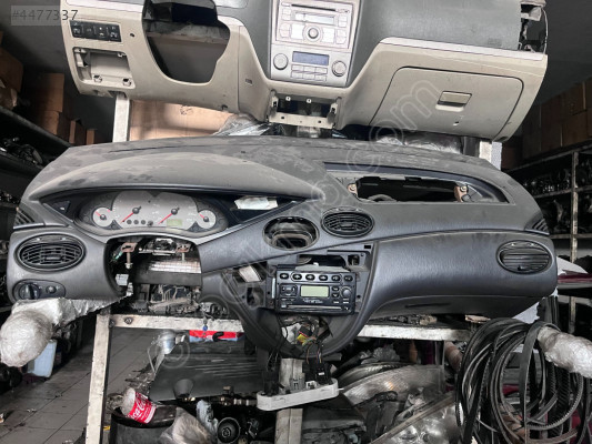 Ford Focus 1 komple gögüs torpido hatasız