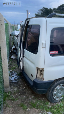 Peugeot partner sağ bagaj kapağı