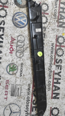 5C6867450C Passat b8 sağ arka kapı iç döşeme çıtası