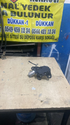 RENAULT MEGANE 3 ARKA CAM SİLGEÇ MOTORU