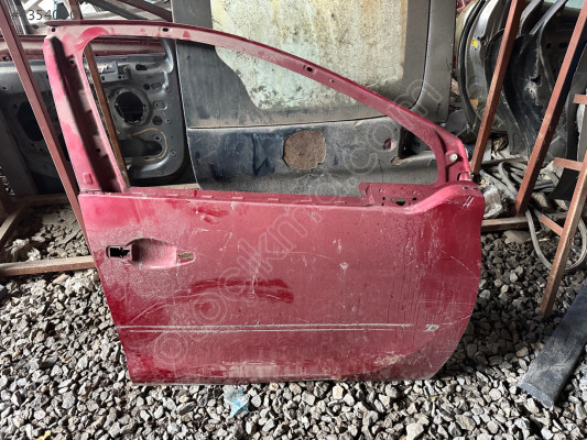 Peugeot 208 sağ ön kapı çıkma