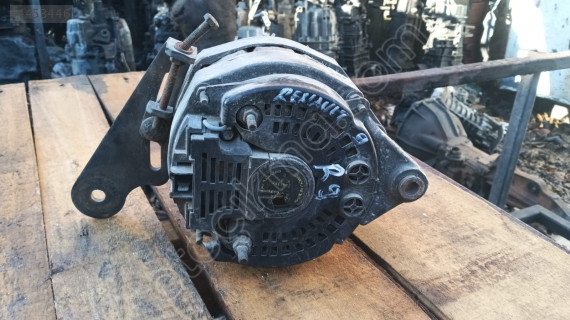 Renault 9 şarz dinamosu