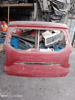 Dacia Duster bagaj kapağı orijinal