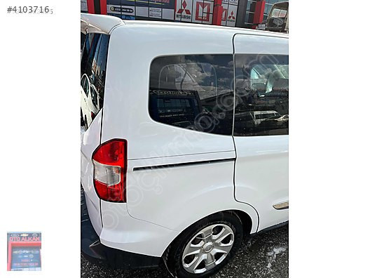 FORD COURİER BEYAZ SAĞ ARKA ÇAMURLUK ÇIKMA ORİJİNAL HATASIZ