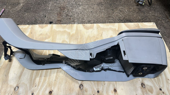 2019 VOLVO V40 SOĞUTMALI TORPİDO ORTA KONSOL
