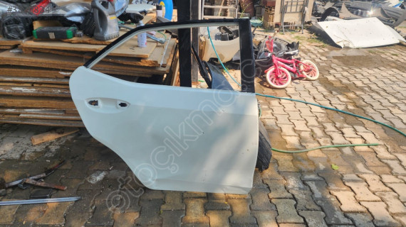 Toyota Corolla sağ arka kapı çıkma orjinal