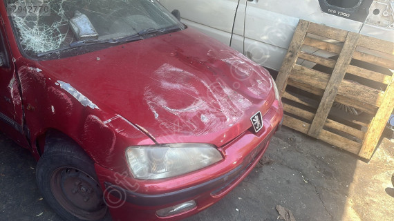 Peugeot 106 kırmızı dolu ön tampon