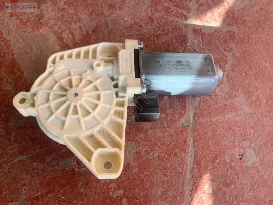 VOLKSWAGEN PASSAT SAĞ ÖN CAM MOTORU 5Q4959802