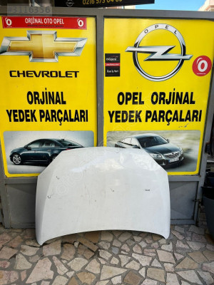 Opel Corsa c beyaz renk ön kaput temiz