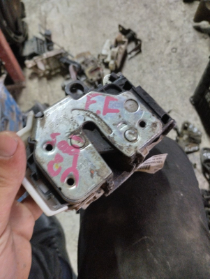 Ford Focus sağ ön kapı kilidi