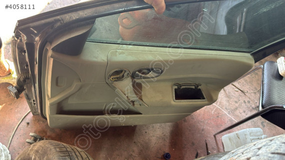 2009 Renault Megane sağ ön kapı döşemesi