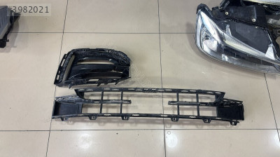 BMW 1 SERİ F40 M ÖN TAMPON ORTA IZGARA SAĞ SİS ÇERÇEVESİ
