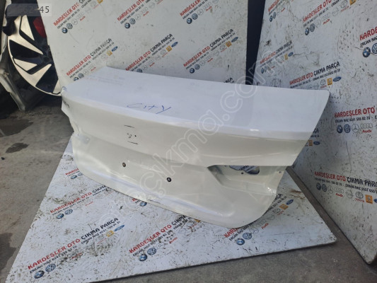 Honda city arka bagaj kapagı (az hasarlı)