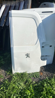 PEUGEOT PARTNIR SAĞ ARKA BAGAJ KAPAĞI ORİJİNAL ÇIKMA YEDEK PARÇA
