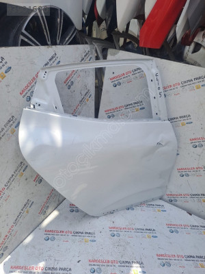 Renault Clio 5 sağ arka kapı (az hasarlı ürün)