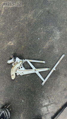 2011 SUZUKİ SWİFT SAĞ ÖN CAM KRİKOSU VE MOTORU