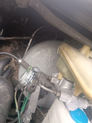 Renault trafik 1.9 gri fren westanozu arabanın üstünde terte