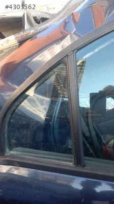 mitsubishi carisma sağ arka kelebek camı