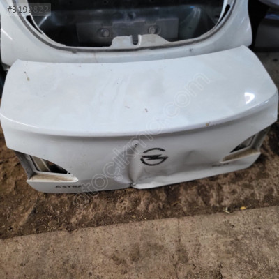 Opel astra j bagaj kapağı