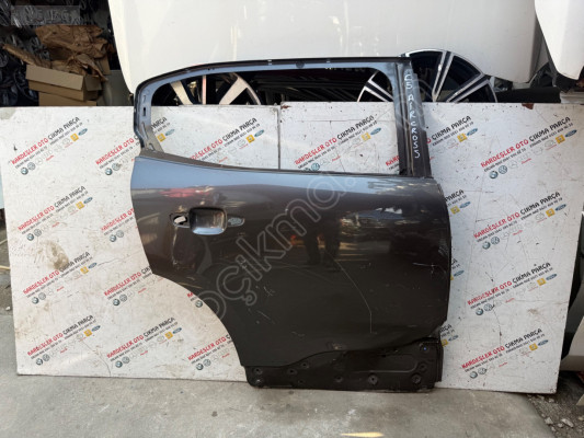 Citroen c5 aircros sağ arka kapı (hasarlı parça)