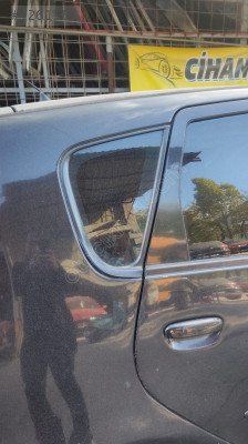 MİTSUBİSHİ COLT SAĞ ARKA KELEBEK CAMI