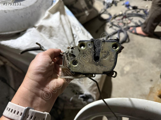 TOYOTA COROLLA SOL ÖN KAPI KİLİDİ 93-98 MODEL ORJİNAL ÇIKMA