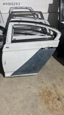 VOLKSWAGEN passat 15 20 sol arka kapı ufak hasarlı