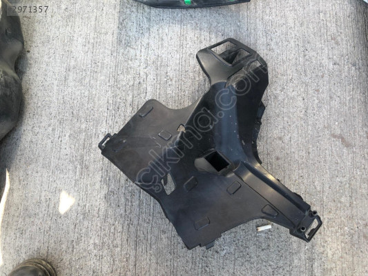VOLVO XC40 SOL ÖN TAMPON BRAKETİ 32136092