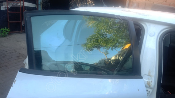peugeot 208  sağ arka kapı camı