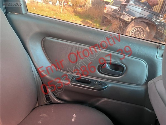 Renault Laguna 1 sol arka kpı döşemesi deri