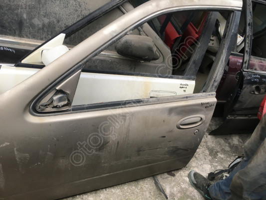 Nissan Bluebird Sol Ön Kapı Kilidi Cam Krikosu