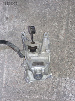 4M0199308AD 16-19 A4 ORJ. ÇIKMA MOTOR MONTAJ BRAKETİ