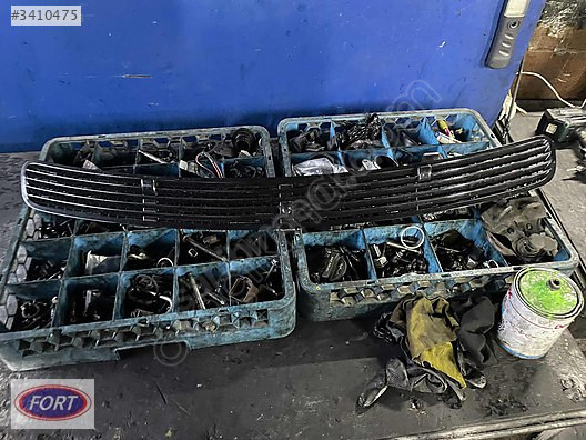 Mercedes W211 E Kasa Ön Cam Izgarası Orijinal