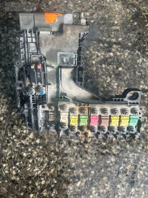 Citroen C4 kutup başı sigorta kutusu ehdi