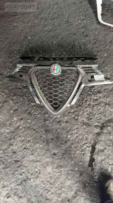 ALFA ROMEO STELVİO ÇIKMA ORJİNAL ÖN PANJUR