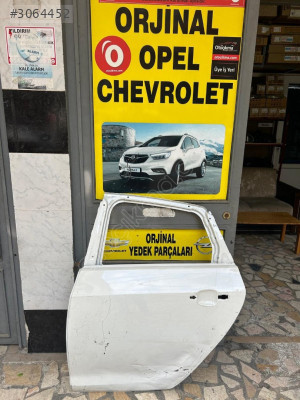 Beyaz Renkli Opel Astra J Modeli Sol Arka Kapı Çıkma Parçası