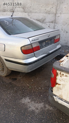 Nissan Primera bagaj kapağı