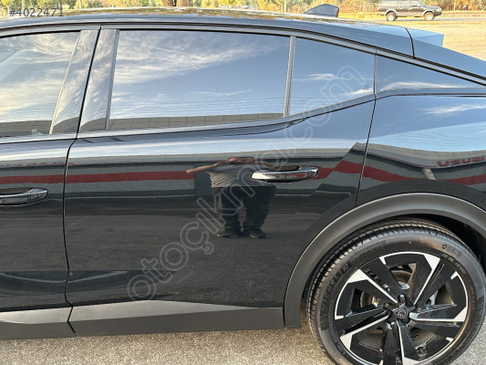 PEUGEOT 408 DOLU SOL ARKA KAPI ( SİYAH - HATASIZ )