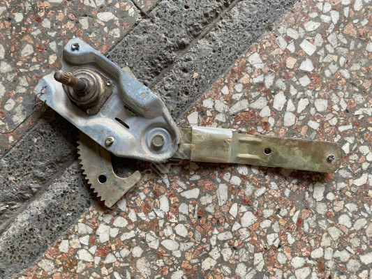FORD FİESTA SAĞ ARKA KAPI CAM KRİKOSU 1998-2001 MODEL ORJİNA