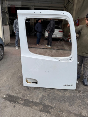 MERCEDES AROCS 4142 SAĞ KAPI ORJINAL HATASIZ BOYASIZ