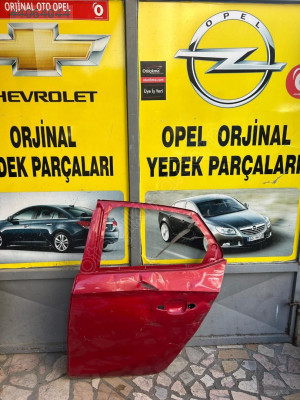 Opel Corsa f sol arka kapı kırmızı renk