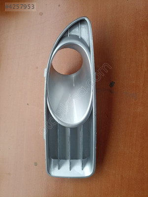 Fiat Linea Sağ Sis Farı Çerçevesi