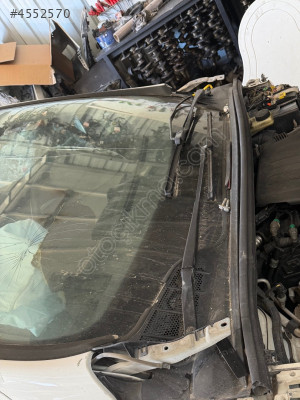 Peugeot 308 ön cam ızgarası