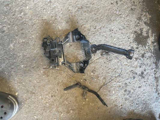 FORD FİESTA KAPUT KİLİDİ TUTUCU SACI 8V51 A16860 AB