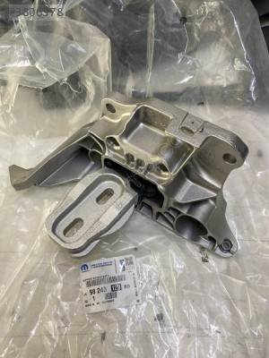 OPEL CORSA F SOL MOTOR TAKOZU ( SIFIR ORJİNAL PSA ) 9824312980