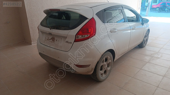 Fiesta bağaj kapağı